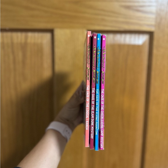 The New Adventures of Mary-Kate & Ashley Book Lot (4 Books) - Picture 3 of 10